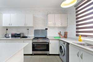 Кухня или мини-кухня в Oniru VI BR 3BA - Spacious, Fast Wifi, Pool, Free Parking
