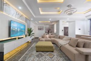 Гостиная зона в Oniru VI BR 3BA - Spacious, Fast Wifi, Pool, Free Parking