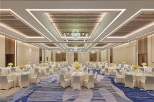 a large banquet hall with white tables and chairs at Delta Hotels by Marriott Jiuzhaigou in Jiuzhaigou