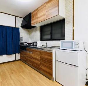 Kuchyň nebo kuchyňský kout v ubytování Direct access to Umeda Osaka! Direct access to Namba, convenient to Kansai Airport, free parking, maximum 8 people, best for families