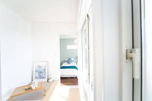 ein weißes Zimmer mit einem Bett und einem Tisch in der Unterkunft Shizuki no Sato Tsuki Terrace 531 - Vacation STAY 98450v in Awaji