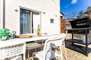 eine Terrasse mit einem Tisch, Stühlen und einem Klavier in der Unterkunft Shizuki no Sato Tsuki Terrace 531 - Vacation STAY 98450v in Awaji