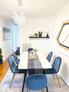 Posezení v ubytování Luxury 3BR 2BA Retreat NYC Getaway Free Parking