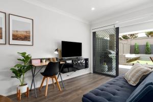 TV a/nebo společenská místnost v ubytování The Stayover - Your Wine Country Base