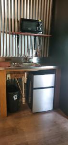 Kuchyň nebo kuchyňský kout v ubytování Luminous Cabin Nestled Among Nature in Indiana