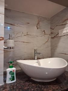 Ένα μπάνιο στο Luxury Penthouse - Forest View, Bar & Gazebo