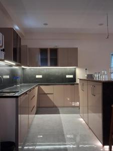 Η κουζίνα ή μικρή κουζίνα στο Luxury Penthouse - Forest View, Bar & Gazebo