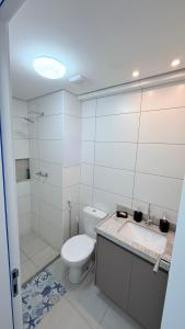 un bagno bianco con un water e un lavandino di Mila rooftop apto 308 a Tamandaré