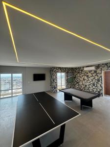 Praia Grande Boqueirão في برايا جراندي: غرفة تنس طاولة فيها تنس طاولة +24 صورة