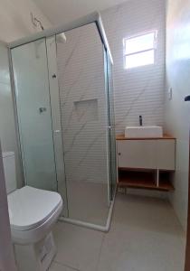 ein Badezimmer mit Dusche, Toilette und Waschbecken in der Unterkunft Natal em Garanhuns, PE - Apartamento minimalista próximo ao Centro in Garanhuns