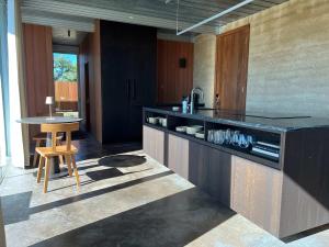 Nhà bếp/bếp nhỏ tại Red-tail Cabin at Gamenthaler +12 ảnh