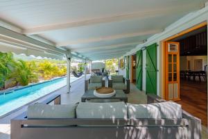 Bazén v ubytování Villa La Tapatia nebo v jeho okolí + 18 fotografií