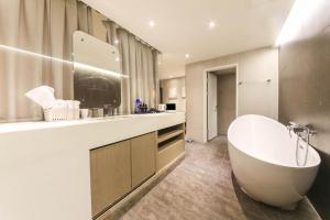 Ένα μπάνιο στο Hotel Yaja Sasang Terminal +64 φωτογραφίες