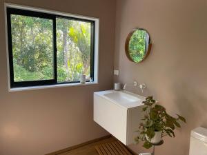 Foto Aucklandis asuva majutusasutuse Spacious tree house with stunning harbour views galeriist