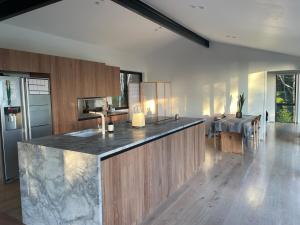 Köök või kööginurk majutusasutuses Spacious tree house with stunning harbour views +17 fotot