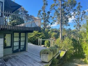 Aed väljaspool majutusasutust Spacious tree house with stunning harbour views