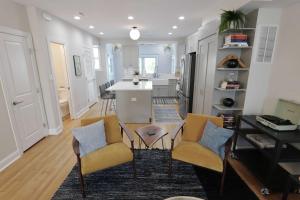 a kitchen and living room with a table and chairs at Stadium Armory Stay in Washington +20 photos