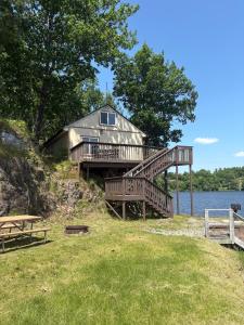 een huis aan de oever van een waterlichaam bij Cliffside Hideaway-Renovations & upgrades coming! in Hammond +10 foto's