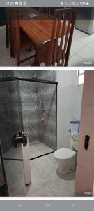 ein Bad mit einer Dusche und einem WC in einem Zimmer in der Unterkunft Casa linda in Ananindeua