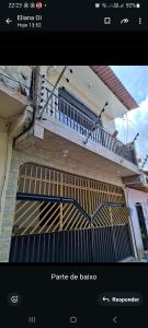 ein Bild von einem Tor an der Seite eines Hauses in der Unterkunft Casa linda in Ananindeua