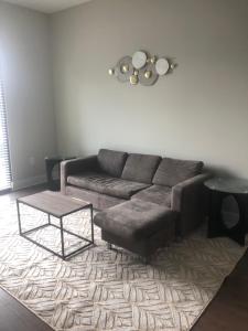 een woonkamer met een bank en een salontafel bij The Nash Luxe, Pool, Gym, Nightlife! in Nashville