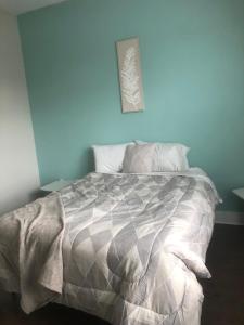 een slaapkamer met een bed met een blauwe muur bij The Nash Luxe, Pool, Gym, Nightlife! in Nashville