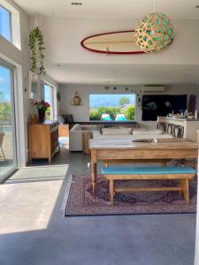 Μια τηλεόραση ή/και κέντρο ψυχαγωγίας στο Tropical Oasis in the Heart of Māpua