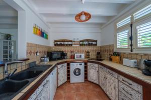 Kuchyň nebo kuchyňský kout v ubytování Complexe Providencia - Villa Jacuzzi 3ch, Duplex, ou Studio - Proche mer