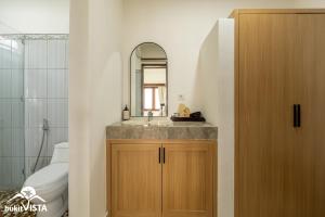 Koupelna v ubytování Romeo Beachfront Bungalow by Bukit Vista + 30 fotografií