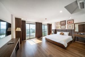 a large bedroom with a bed and a television at Langmandi Hotel & Apartment in Da Nang