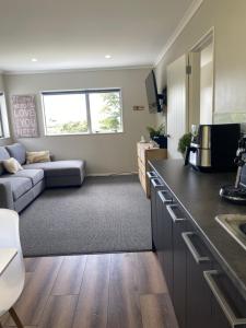 Μια τηλεόραση ή/και κέντρο ψυχαγωγίας στο Ooh la la Accomodation, a little luxury