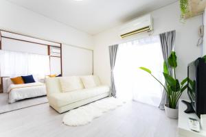 Una sala de estar con un sofá blanco y una ventana. en Takashima - House - Vacation STAY 68992v, en Takashima