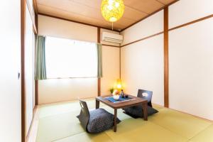 Un comedor con una mesa y dos sillas. en Takashima - House - Vacation STAY 68992v, en Takashima