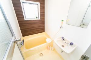Un pequeño baño con lavabo y ducha. en Takashima - House - Vacation STAY 68992v, en Takashima 73 fotos más