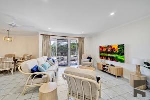 een woonkamer met een bank en stoelen bij 1-20 Bauer Street in Bargara