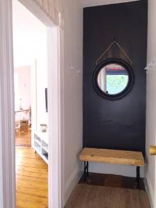 una habitación con un espejo y un banco contra la pared en Cambridge Base Steps to Porter Square, en Old Cambridge