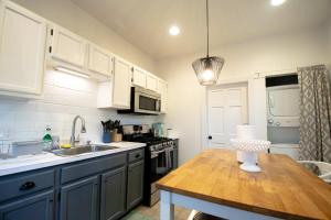 cocina con fregadero y mesa de madera en Cambridge Base Steps to Porter Square, en Old Cambridge 13 fotos más