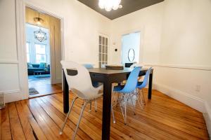 Un comedor con mesa y sillas en Cambridge Base Steps to Porter Square, en Old Cambridge