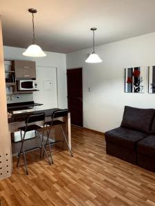 ein Wohnzimmer mit Tisch und Couch in der Unterkunft Departamento Premiun Victoria I in San Juan + 16 Fotos