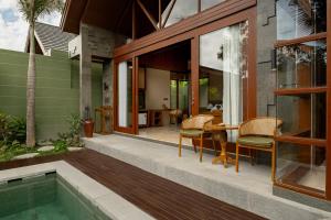 - Vistas al exterior de una casa con piscina en Nauma Ubud Villa, en Ubud