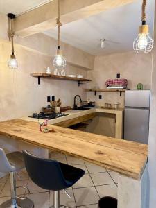 オアハカにあるCasa Resplandorの木製のカウンターと冷蔵庫のあるキッチン