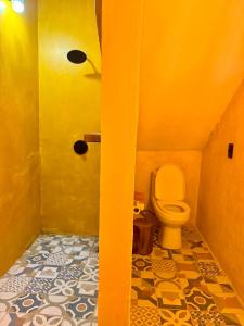 オアハカにあるCasa Resplandorのオレンジルーム内のバスルーム(トイレ付)