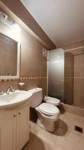 ein Badezimmer mit Toilette und Waschbecken in der Unterkunft Departamento Premiun Victoria I in San Juan