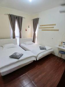 Postel nebo postele na pokoji v ubytování Kuntum Inn + 15 fotografií