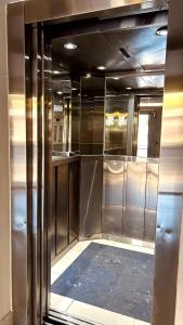 ein Raum mit Edelstahlwänden und einem Flur in der Unterkunft Departamento Premiun Victoria I in San Juan