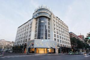 a large white building on a city street at Chong Li Hotel Chengdu in Chengdu