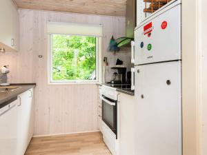 Η κουζίνα ή μικρή κουζίνα στο 6 person holiday home in Ebeltoft