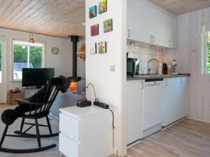 Η κουζίνα ή μικρή κουζίνα στο 6 person holiday home in Ebeltoft
