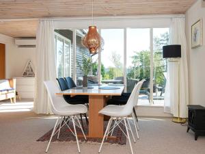 Μια τηλεόραση ή/και κέντρο ψυχαγωγίας στο 6 person holiday home in Ebeltoft