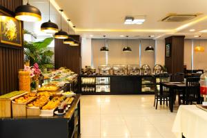 Una línea de buffet con comida en exhibición en un restaurante. en Hoang Long Hotel Phan Thiết, en Phan Thiet